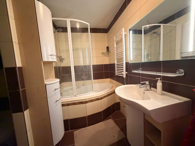NOVINKA!!! Priestranný 3-izbový byt, 72 m² | Karpatská, Sásová - Kúpeľňa v 3-izbovom byte s vaňou, sprchou, umývadlom a nábytkom.