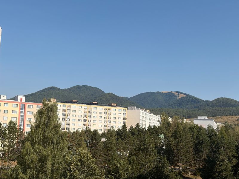 NOVINKA!!! Priestranný 3-izbový byt, 72 m² | Karpatská, Sásová - Pohľad na sídlisko a prírodu v Banskej Bystrici na Karpatskej ulici.