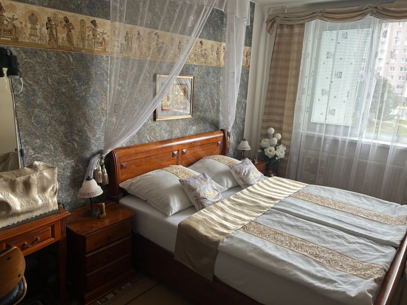 NA PREDAJ PRIESTRANNÝ 3-IZBOVÝ BYT | 67 m² | LODŽIA | 4. POSCHODIE - Spálňa s manželskou posteľou a orientálnymi dekoráciami v 3-izbovom byte.