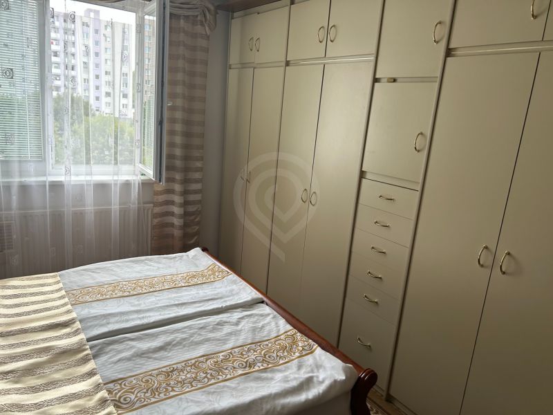 NA PREDAJ PRIESTRANNÝ 3-IZBOVÝ BYT | 67 m² | LODŽIA | 4. POSCHODIE - Spálňa v 3-izbovom byte so vstavanými skriňami a otvoreným oknom do zeleného okolia.