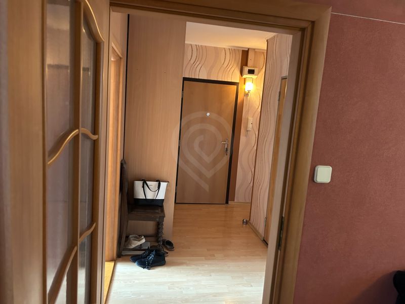 NA PREDAJ PRIESTRANNÝ 3-IZBOVÝ BYT | 67 m² | LODŽIA | 4. POSCHODIE - Chodba v 3-izbovom byte s podlahou s dreveným dekorom.