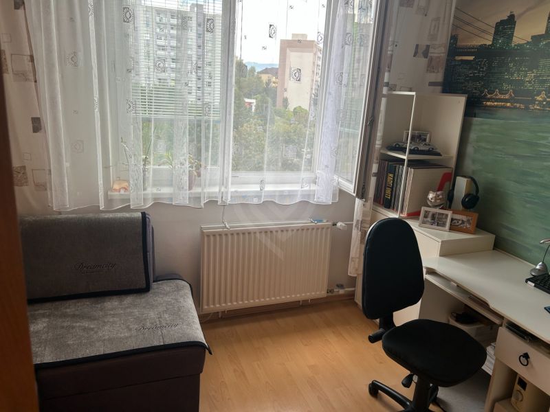 NA PREDAJ PRIESTRANNÝ 3-IZBOVÝ BYT | 67 m² | LODŽIA | 4. POSCHODIE - Pracovný kútik v 3-izbovom byte s podlahou s dreveným dekorom a písacím stolom.