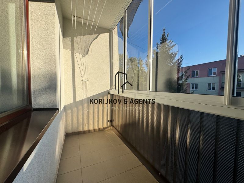 PRENÁJOM, 4-izbový byt na Puškinovej ulici, Humenné - Loggia so zasklením a výhľadom na okolie v 4-izbovom byte.