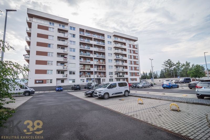 Na predaj štýlový 2,5-izbový byt - Poprad Západ, novostavba URSUS - Budova s parkoviskom pred 3-izbovým bytom na ulici 29. augusta v Poprade.