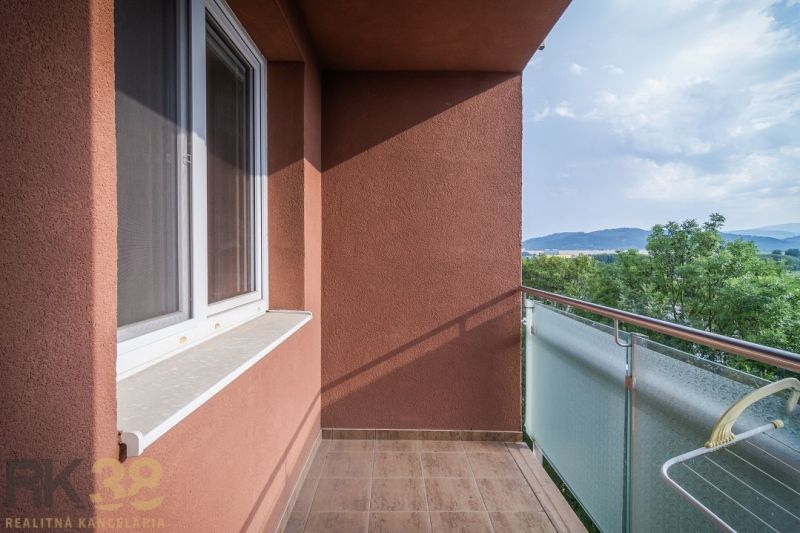 Na predaj štýlový 2,5-izbový byt - Poprad Západ, novostavba URSUS - Balkón v 3-izbovom byte na 29. augusta v Poprade, s výhľadom na zeleň.
