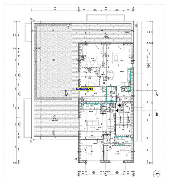 REZERVOVAÝ 3 izbový na predaj Tomčany, 136 m2 poschodie 3 terasa 59 m2 - Pôdorys 3-izbového bytu so zreteľnými rozmiestneniami izieb a technickými detailmi.