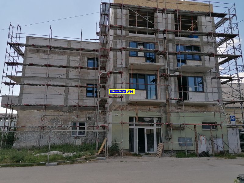 REZERVOVAÝ 3 izbový na predaj Tomčany, 136 m2 poschodie 3 terasa 59 m2 - Budova na rekonštrukcii na ulici Tomčany v Martine, vhodná pre 3-izbový byt.