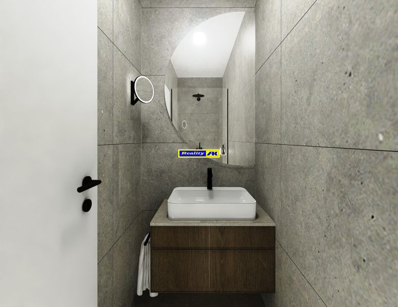 REZERVOVAÝ 3 izbový na predaj Tomčany, 136 m2 poschodie 3 terasa 59 m2 - Kúpeľňa s umývadlom na drevenej skrinke a sivým obkladom v 3-izbovom byte.