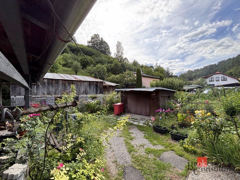 NA PREDAJ - Rodinný dom - Banská Bystrica - CENTRUM - Záhrada pri rodinnom dome na Laskomerskej ulici v Banskej Bystrici, s kvetinovými záhonmi.