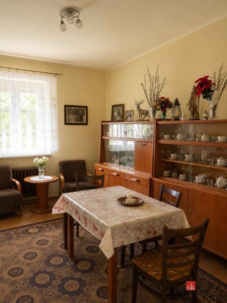 NA PREDAJ - Rodinný dom - Banská Bystrica - CENTRUM - Tradičná jedáleň v rodinnom dome s vitrínou a kobercom na podlahe s dreveným dekorom.