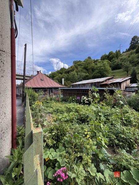 NA PREDAJ - Rodinný dom - Banská Bystrica - CENTRUM - Záhrada s kvetmi patrí k rodinnému domu na Laskomerskej v Banskej Bystrici.