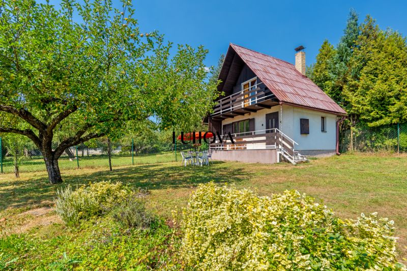 Rekreačná chata s krásnym pozemkom a potenciálom výstavby domu - Chata v Lazy pod Makytou na Dubkovej s ovocnými stromami a záhradkou.