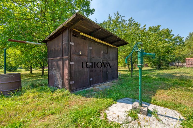 Rekreačná chata s krásnym pozemkom a potenciálom výstavby domu - Drevený altánok a ručná pumpa na záhrade pri chate v Lazy pod Makytou, Dubková.
