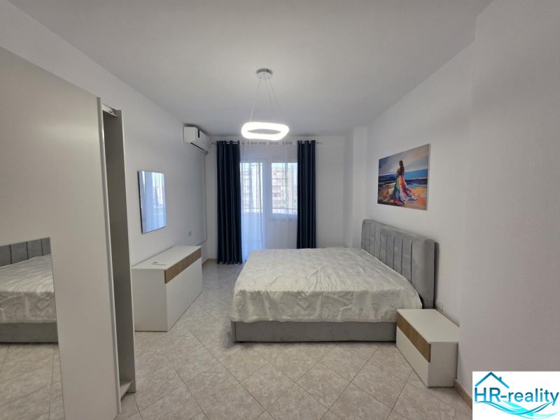 Albánsko, Durres - zariadený apartmán len 100m od mora a pláže - Spálňa v 2-izbovom byte s posteľou, bielym nábytkom a obrazom na stene.