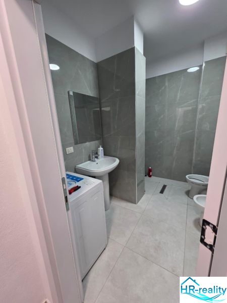 Albánsko, Durres - zariadený apartmán len 100m od mora a pláže - Kúpeľňa v 2-izbovom byte so sprchovým kútom, práčkou a keramickou dlažbou.