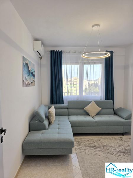 Albánsko, Durres - zariadený apartmán len 100m od mora a pláže - Obývačka v 2-izbovom byte s pohodlnou sedačkou a štýlovým osvetlením.