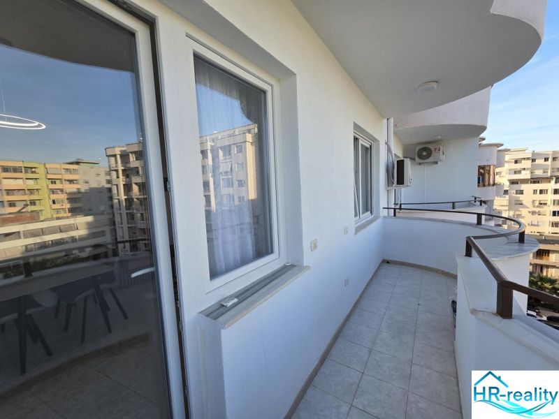 Albánsko, Durres - zariadený apartmán len 100m od mora a pláže - Balkón s výhľadom na okolie z 2-izbového bytu v Drači.