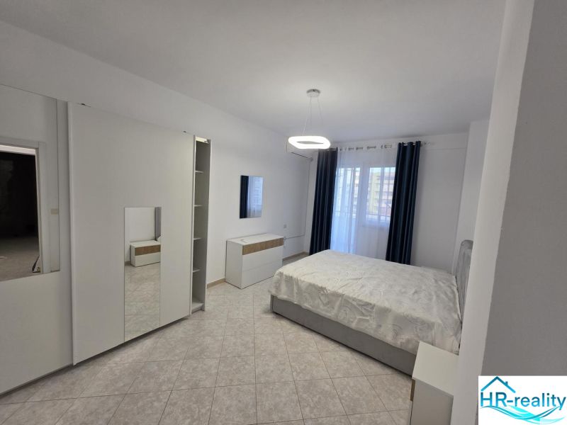 Albánsko, Durres - zariadený apartmán len 100m od mora a pláže - Svetlá spálňa s posteľou, skriňou, dlažbou a závesmi v 2-izbovom byte.