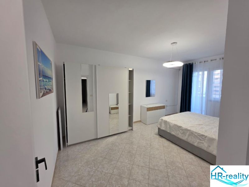 Albánsko, Durres - zariadený apartmán len 100m od mora a pláže - Svetlá spálňa v 2-izbovom byte s moderným nábytkom a keramickou podlahou.