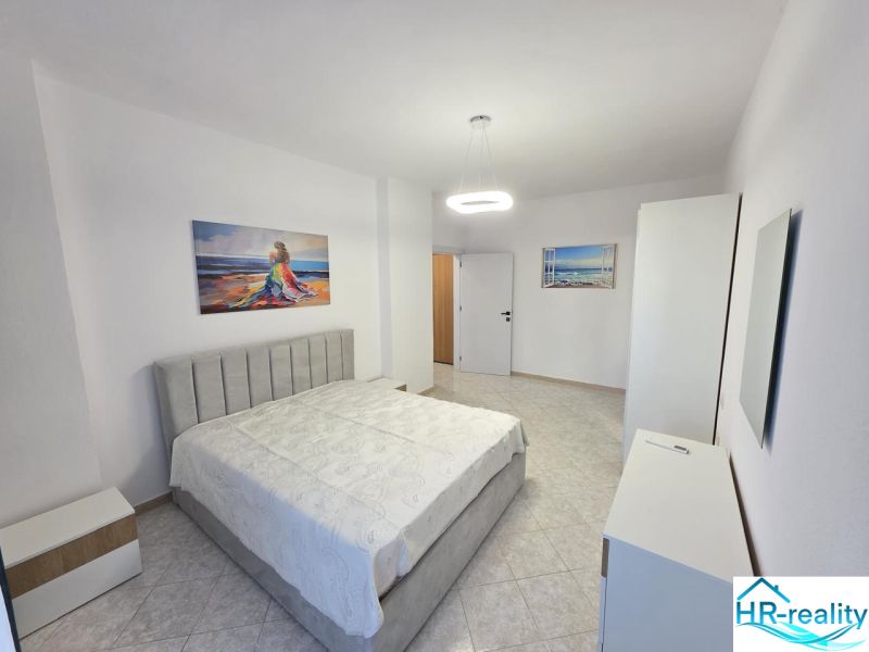 Albánsko, Durres - zariadený apartmán len 100m od mora a pláže - Svetlá spálňa v 2-izbovom byte s umeleckými obrazmi a bielym nábytkom.