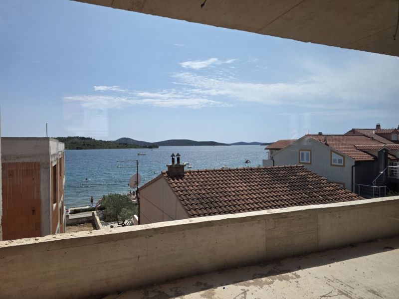 CHORVÁTSKO - Apartmány 2.rad od mora - SRIMA, VODICE - Výhľad z 3-izbového bytu v Srime na more a pláž pod žltým domom.