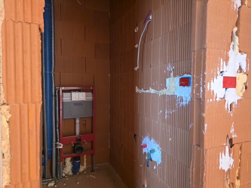 CHORVÁTSKO - Apartmány 2.rad od mora - SRIMA, VODICE - Stavebná inštalácia kúpeľne v 3-izbovom byte, pripravovaný priestor pre WC.