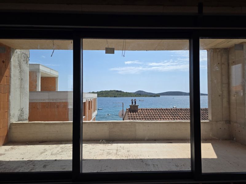 CHORVÁTSKO - Apartmány 2.rad od mora - SRIMA, VODICE - Výhľad z 3-izbového bytu v SRIME na more cez veľké francúzske okno.