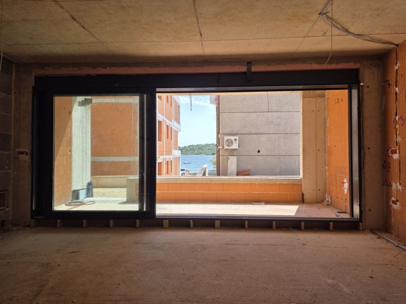 CHORVÁTSKO - Apartmány 2.rad od mora - SRIMA, VODICE - Výhľad na more cez veľké okno v 3-izbovom byte v meste Srima.