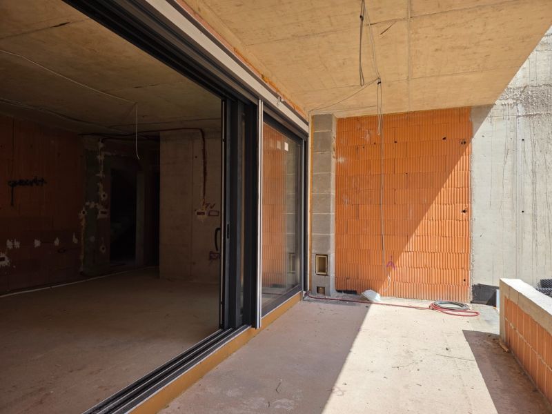 CHORVÁTSKO - Apartmány 2.rad od mora - SRIMA, VODICE - Nedokončený 3-izbový byt v SRIMA so sklenenými posuvnými dverami a holými tehlovými stenami.