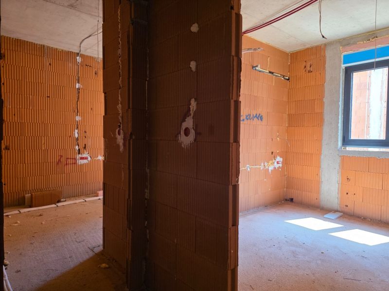 CHORVÁTSKO - Apartmány 2.rad od mora - SRIMA, VODICE - Interiér 3-izbového bytu s tehlovými priečkami, v štádiu hrubej stavby.