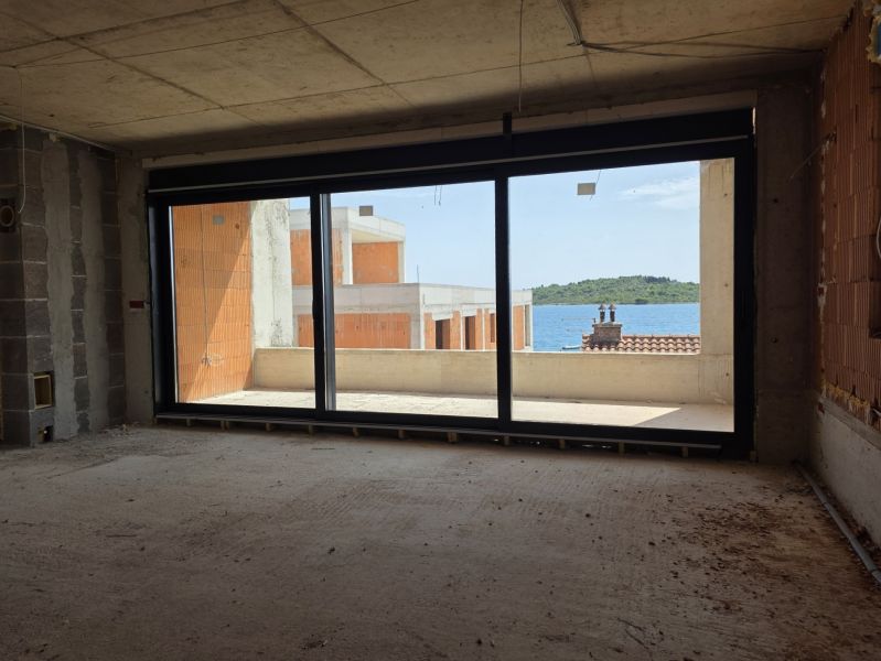 CHORVÁTSKO - Apartmány 2.rad od mora - SRIMA, VODICE - Nedokončený interiér 3-izbového bytu s výhľadom na more a balkónom.