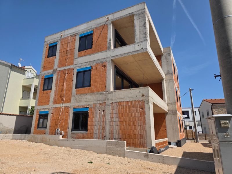 CHORVÁTSKO - Apartmány 2.rad od mora - SRIMA, VODICE - Stavba 3-izbového bytu v meste Srima s tehlovými stenami a betónovou konštrukciou.