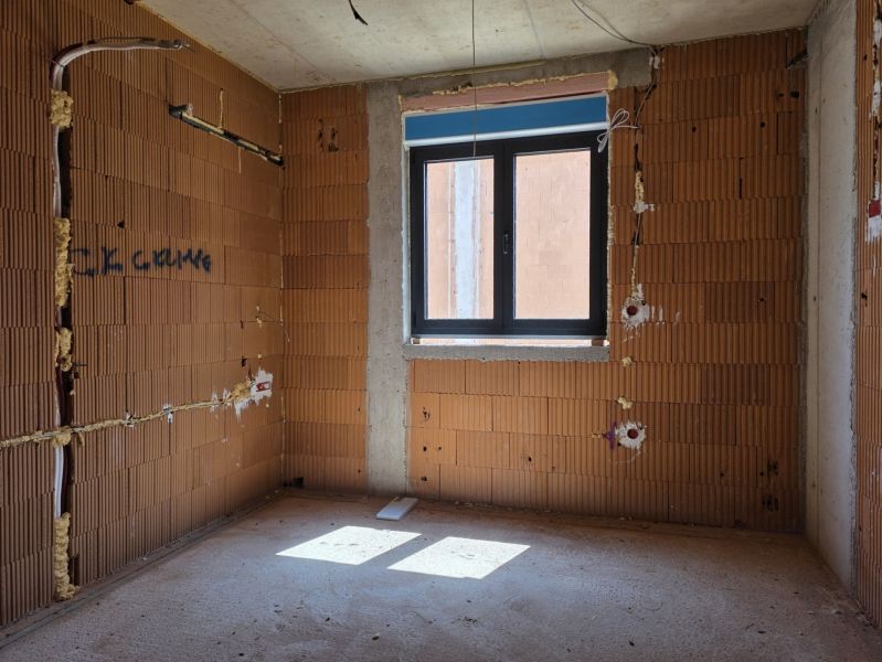 CHORVÁTSKO - Apartmány 2.rad od mora - SRIMA, VODICE - Nezariadená miestnosť v 3-izbovom byte s tehlovými stenami a veľkým oknom.