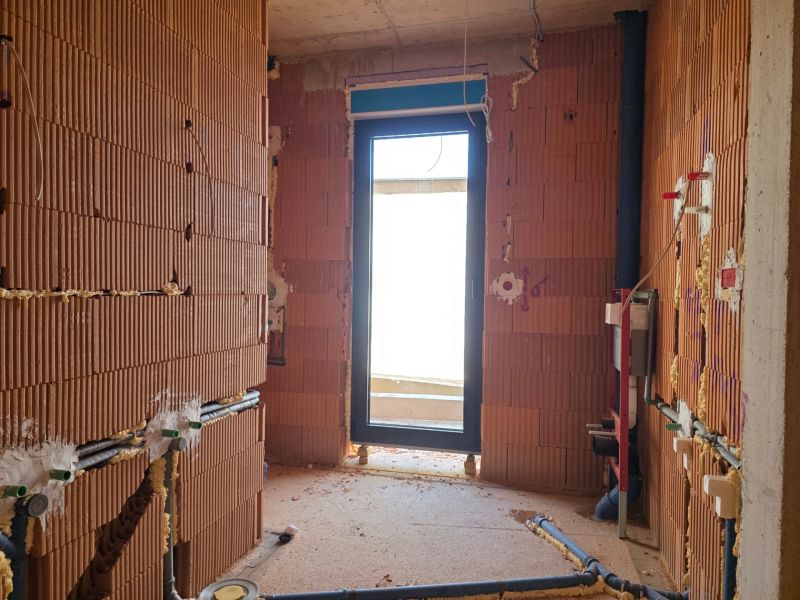 CHORVÁTSKO - Apartmány 2.rad od mora - SRIMA, VODICE - Nedokončená miestnosť so surovými tehlovými stenami a východom na balkón v 3-izbovom byte.