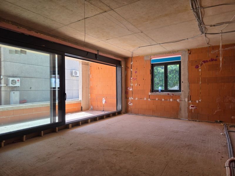 CHORVÁTSKO - Apartmány 2.rad od mora - SRIMA, VODICE - Rozostavaný 3-izbový byt s veľkými oknami a odkrytými tehlami bez podlahy.
