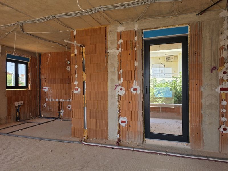 CHORVÁTSKO - Apartmány 2.rad od mora - SRIMA, VODICE - Rozostavaný 3-izbový byt s tehlovými stenami a elektroinštaláciou pripravovanou na montáž.