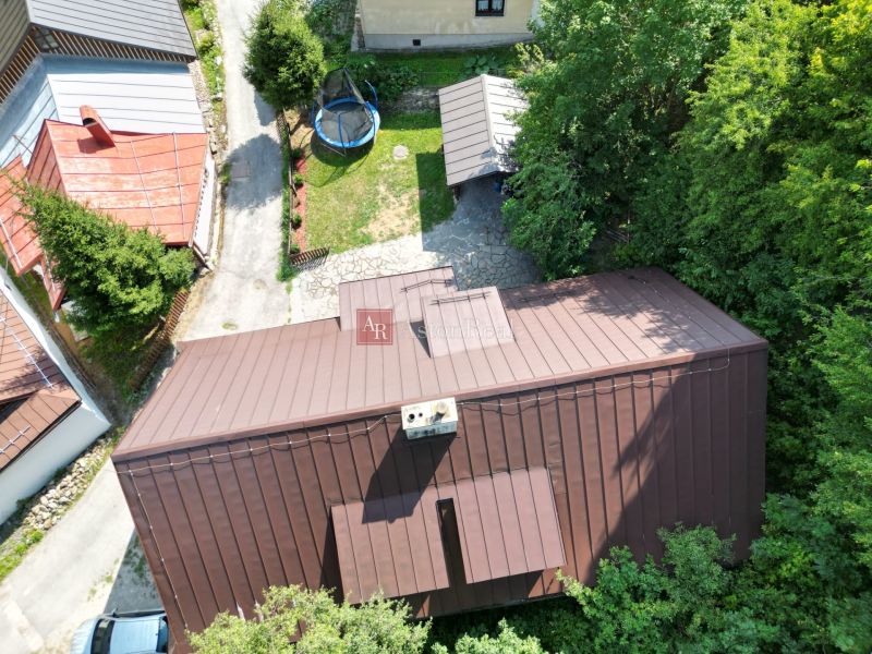 Predaj: Štýlová chalupa v srdci Španej Doliny miesto s atmosférou  - Letecký pohľad na Chatu v Španej Doline v Banskej Bystrici s trampolínou na dvore.