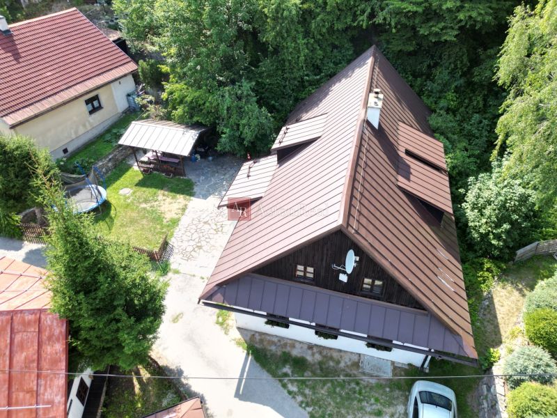 Predaj: Štýlová chalupa v srdci Španej Doliny miesto s atmosférou  - Chata na Španej Doline v Banskej Bystrici s dvorom a zeleňou v okolí.