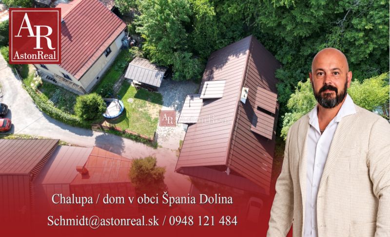 Predaj: Štýlová chalupa v srdci Španej Doliny miesto s atmosférou  - Letecký pohľad na chalupu v Španej Doline, Banská Bystrica, obklopenú zeleňou.