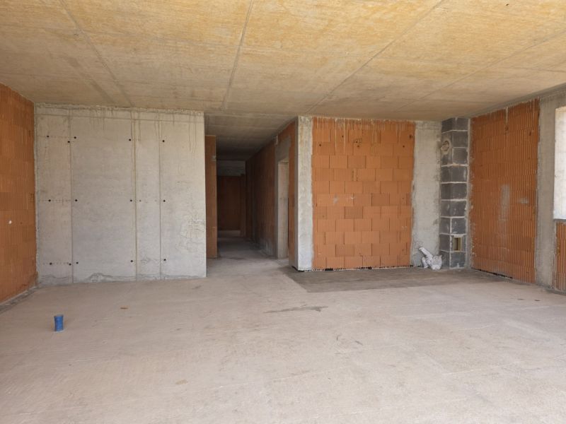 CHORVÁTSKO -  Apartmány v 1. rade od mora - SRIMA, VODICE - Nedokončené betónové a tehlové steny v 4-izbovom byte.