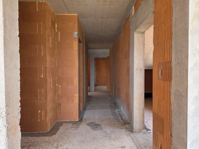 CHORVÁTSKO -  Apartmány v 1. rade od mora - SRIMA, VODICE - Hrubá stavba 4-izbového bytu s tehlovými stenami a betónovým stropom.