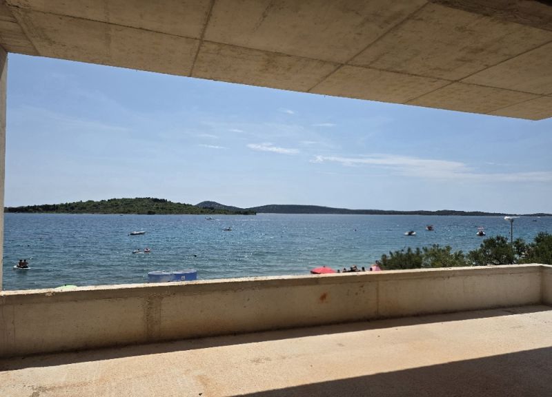 CHORVÁTSKO -  Apartmány v 1. rade od mora - SRIMA, VODICE - Výhľad na more v meste Srima z terasy 4-izbového bytu.