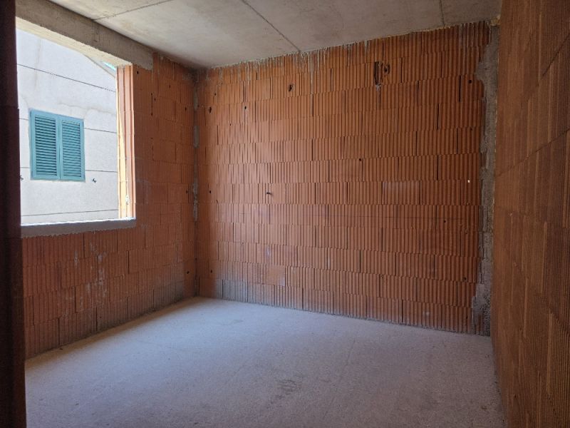 CHORVÁTSKO -  Apartmány v 1. rade od mora - SRIMA, VODICE - Nedokončená miestnosť s tehlovými stenami, súčasť 4-izbového bytu.