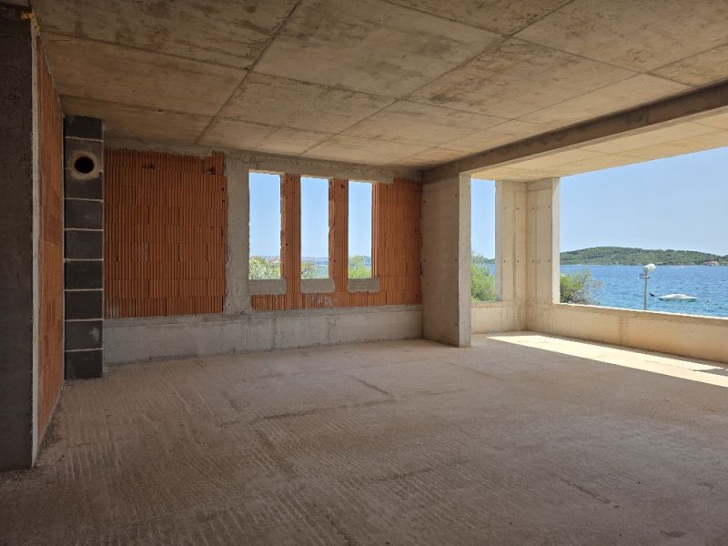CHORVÁTSKO -  Apartmány v 1. rade od mora - SRIMA, VODICE - Nedokončený 4-izbový byt v SRIME s výhľadom na more cez otvorené okná.
