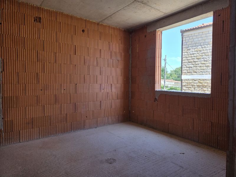 CHORVÁTSKO -  Apartmány v 1. rade od mora - SRIMA, VODICE - Stavba interiéru v 4-izbovom byte s tehlovými stenami a betónovou podlahou.