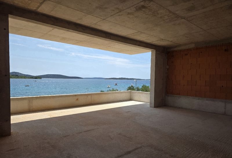 CHORVÁTSKO -  Apartmány v 1. rade od mora - SRIMA, VODICE - Pohľad z 4-izbového bytu v SRIMA na more cez veľké okno.