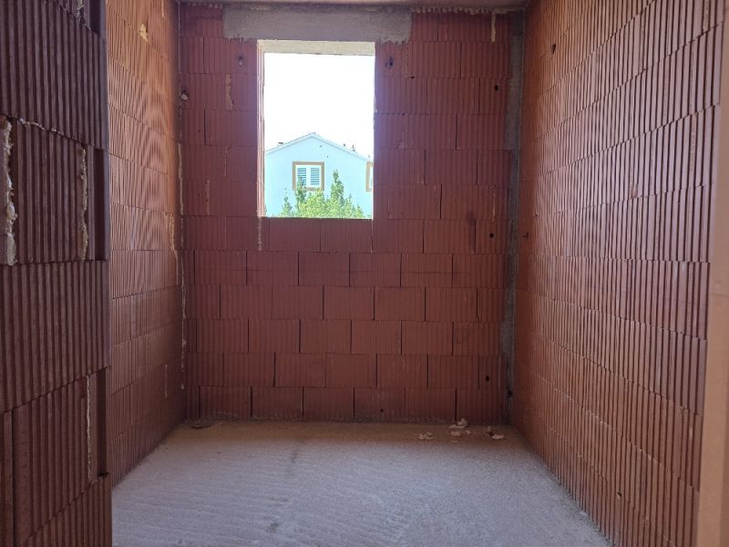 CHORVÁTSKO -  Apartmány v 1. rade od mora - SRIMA, VODICE - Červené tehlové steny pripravované pre 4-izbový byt, s výhľadom na okolité domy.