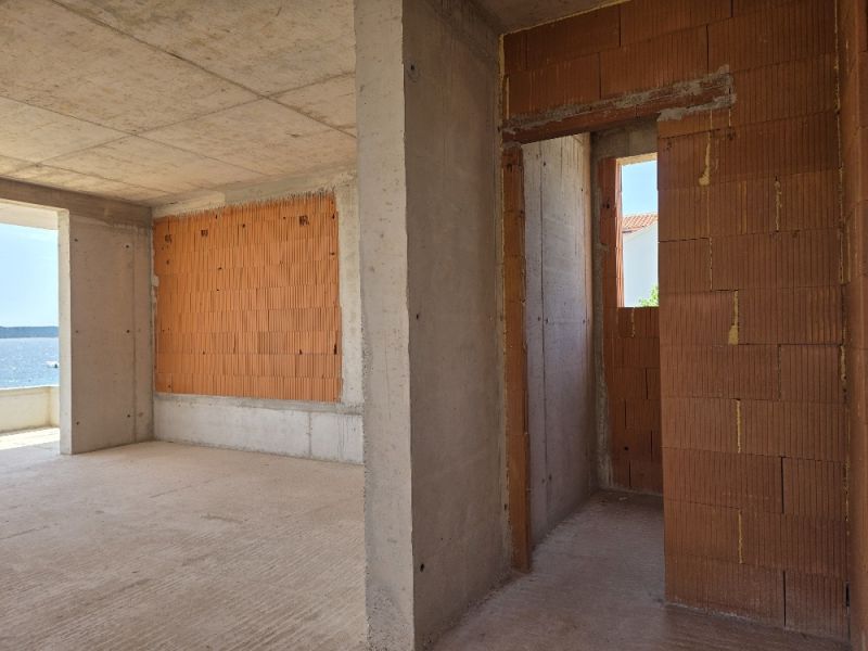 CHORVÁTSKO -  Apartmány v 1. rade od mora - SRIMA, VODICE - Hrubá stavba 4-izbového bytu s výhľadom na more v SRIME.