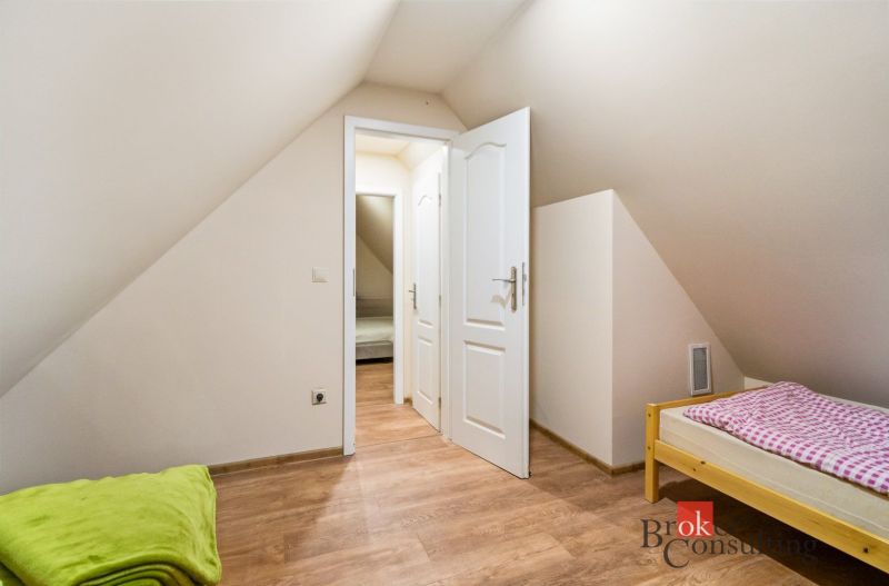 Chata na samote na predaj, Píla, Žarnovica - Izba na chate s podlahou s dreveným dekorom a jednolôžkom.