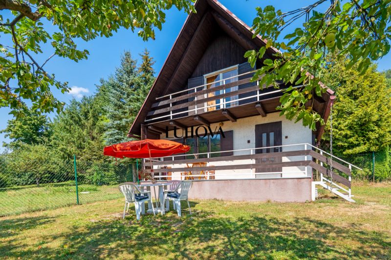 Rekreačná chata s krásnym pozemkom a potenciálom výstavby domu - Chata na Dubkovej v Lazoch pod Makytou s terasou a záhradným nábytkom.